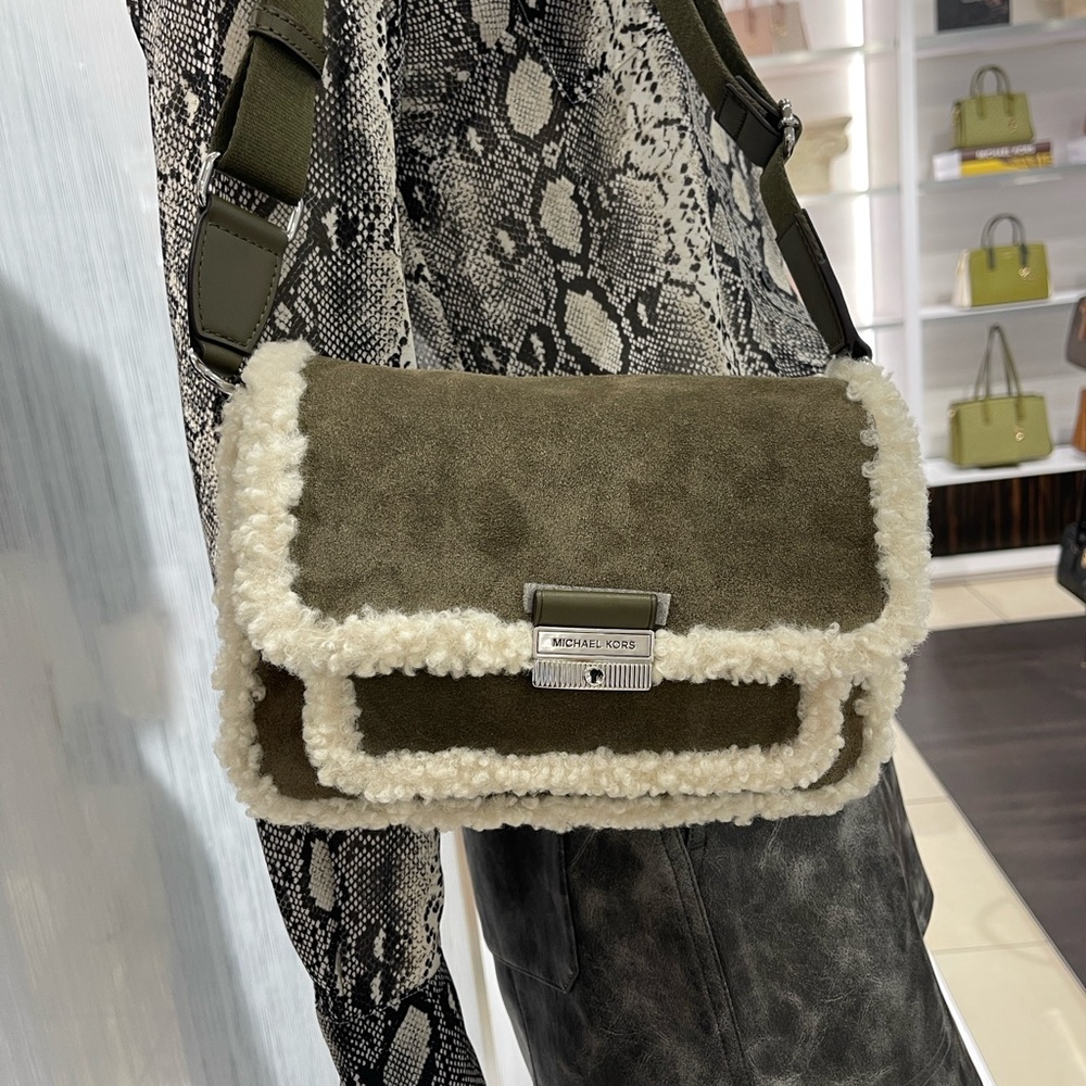 MICHAEL KORS Bradshaw Medium Suede and Faux Shearling Messenger Bag
Olive
NWT - Picture 10 of 16